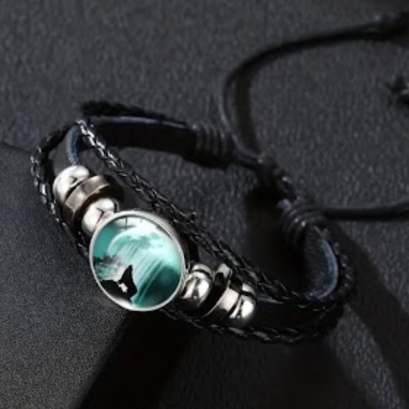 Wolf In the Moonlight Handmade PU Leather Bracelet Green with Howling Wolf - Picture 3 of 3